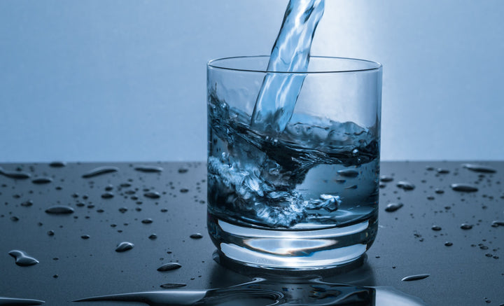 filling of water in glass image